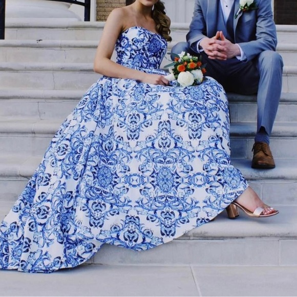 Formal dress - Picture 2 of 5